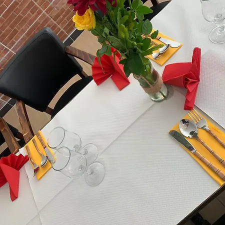 & Restaurant Isvara فندق Breteuil