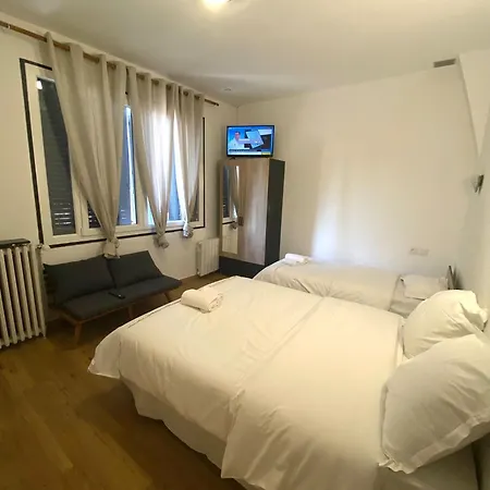 & Restaurant Isvara فندق Breteuil